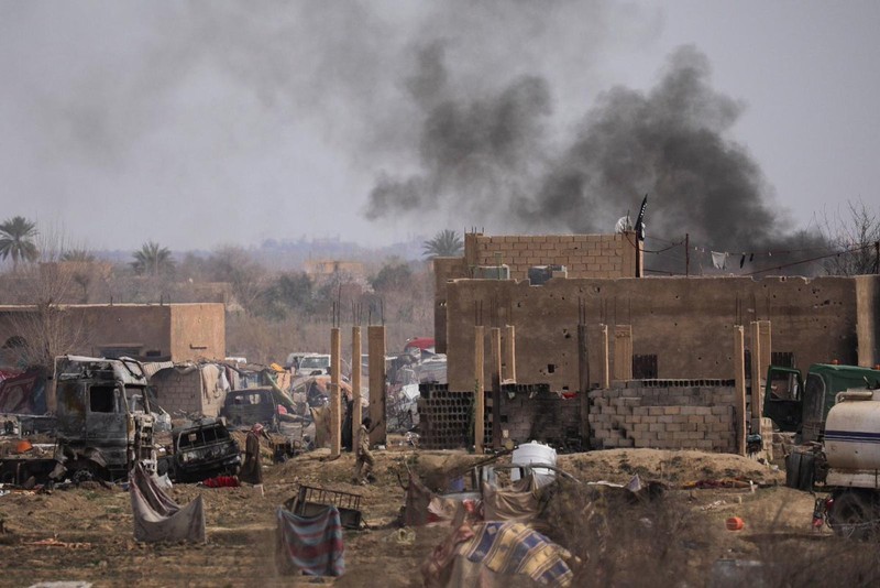 Trại Baghouz sau cuộc chiến, các phần tử khủng bố lũ lượt ra hàng. Ảnh minh họa: AFP.