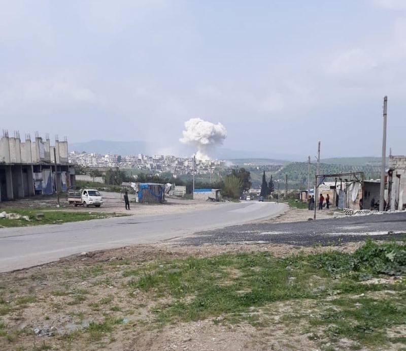 Lực lượng Hải quân Nga phóng tên lửa hành trình tấn công các nhóm Hồi giáo cực đoan ngoại ô thành phố Jisr Al-Shughour. Ảnh: Muraselon.