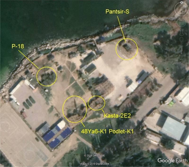 Hai tổ hợp pháo - tên lửa phòng không Pantsir-S1, đài radar tầm xa P-18 và các khí tài khác trên căn cứ Hải quân Nga Tartus.