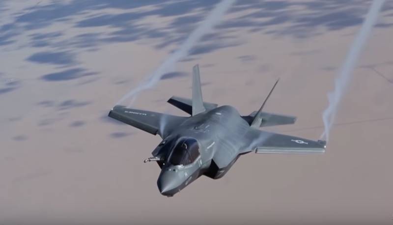 Máy bay tiêm kích tàng hình thế hệ 5 F-35.