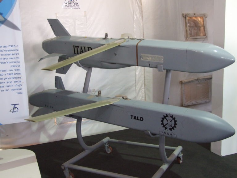 Tên lửa mục tiêu giả ADM-141A \ B TALD và ADM-141C ITALD của Israel. Ảnh South Front Tên lửa mục tiêu giả ADM-141A \ B TALD và ADM-141C ITALD của Israel. Ảnh South Front