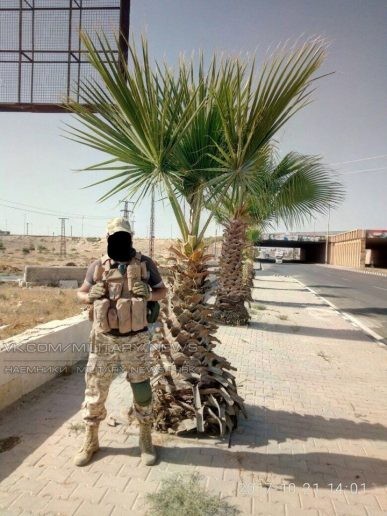 Các quân nhân Nga trên địa phận vùng sa mạc tỉnh Homs. Ảnh Masdar News