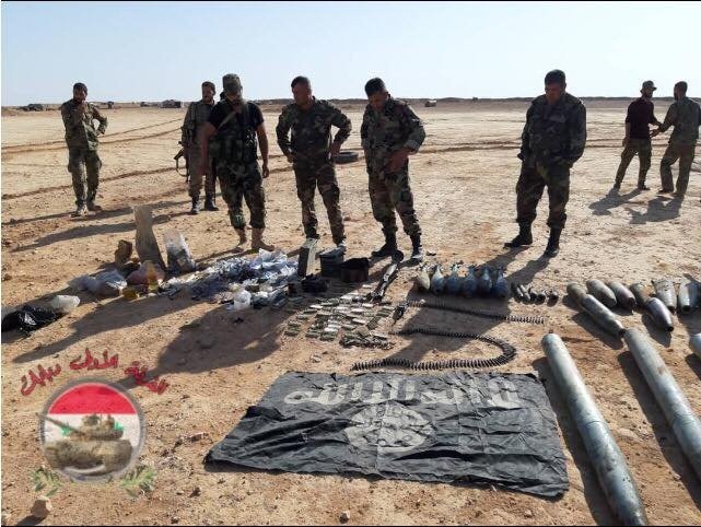 Vũ khí trang bị của các phần tử khủng bố IS bị tiêu diệt trên sa mạc Palmyra. Ảnh Masdar News Vũ khí trang bị của các phần tử khủng bố IS bị tiêu diệt trên sa mạc Palmyra. Ảnh Masdar News
