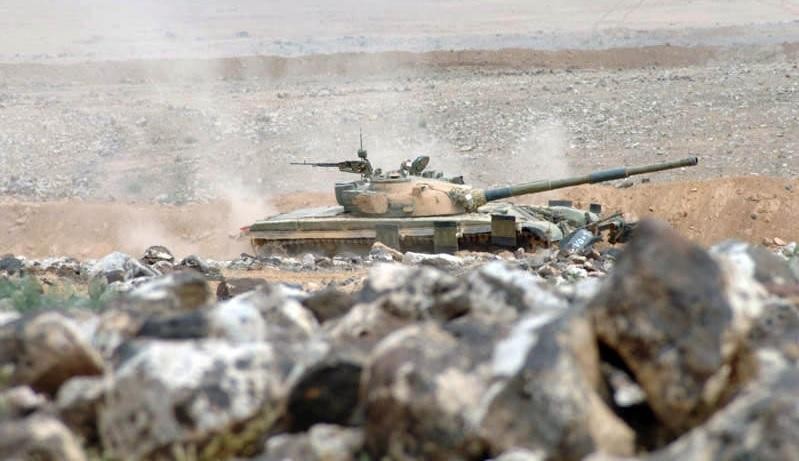 Xe tăng quân đội Syria trên sa mạc Palmyra. Ảnh Al-Masdar News