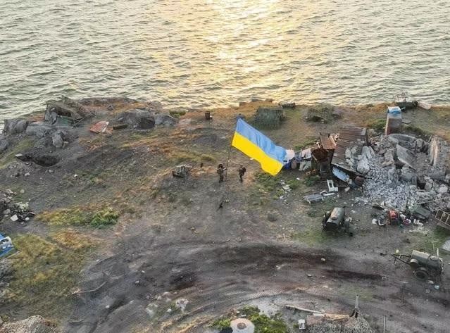 Nhóm đổ bộ đường biển Ukraine giương cờ trên Đảo Rắn trước khi bị tấn công. Ảnh mil.in.ua. Nhóm đổ bộ đường biển Ukraine giương cờ trên Đảo Rắn trước khi bị tấn công. Ảnh mil.in.ua.