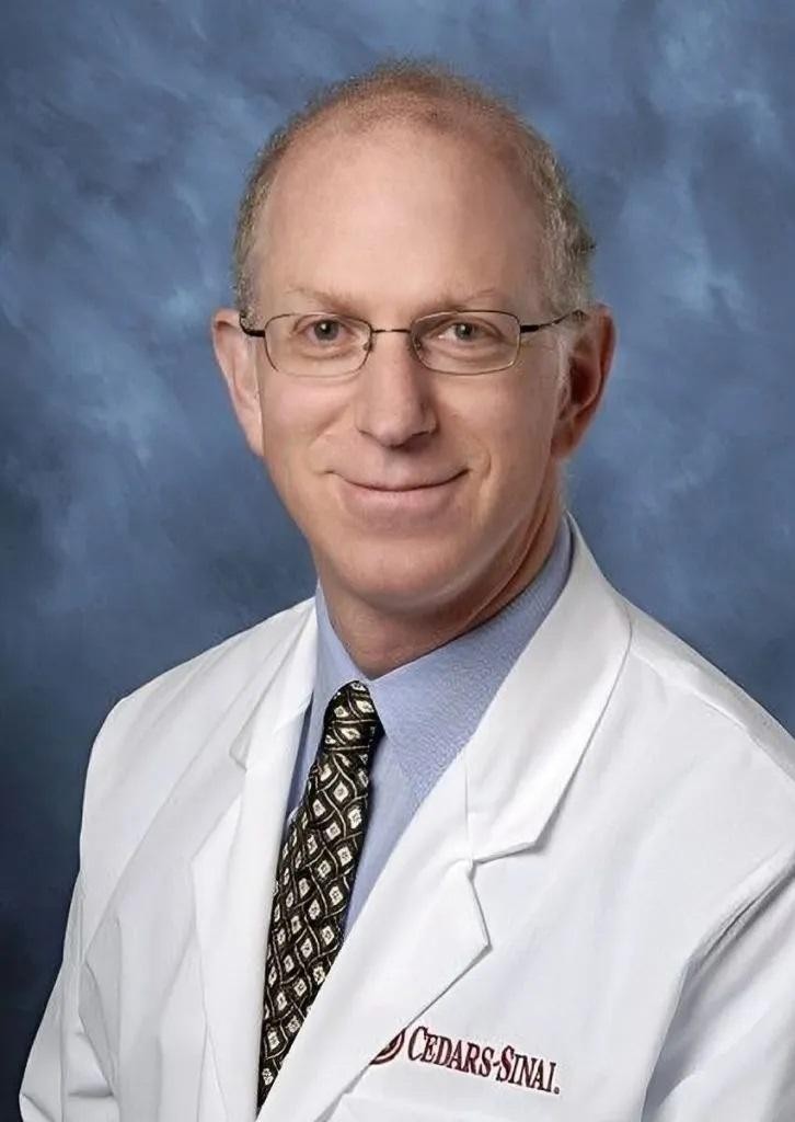 Bác sĩ Howard Sandler, tác giả chính của bài báo, trưởng khoa ung thư bức xạ tại Cedars-Sinai Cancer, Howard Sandler. Ảnh Cedars-Sinai. Bác sĩ Howard Sandler, tác giả chính của bài báo, trưởng khoa ung thư bức xạ tại Cedars-Sinai Cancer, Howard Sandler. Ảnh Cedars-Sinai.