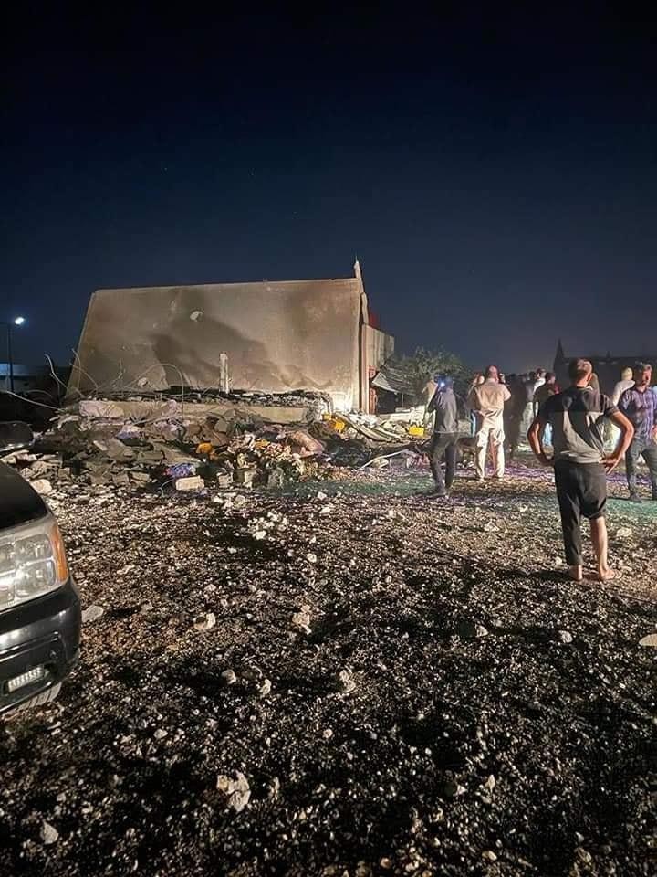 Một phần khu liên hợp doanh trại quân đội Syria ngoại ô Damascus bị tên lửa Israel phá hủy.