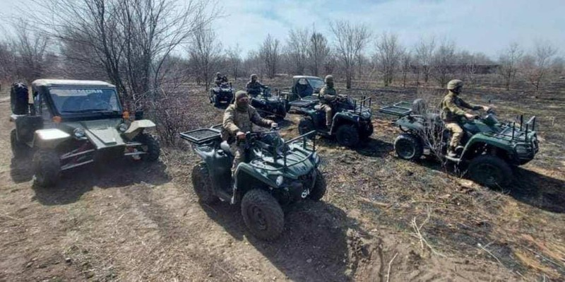 Quân đội Ukraine trên các ATV của Latvia. Ảnh: LV-Tech