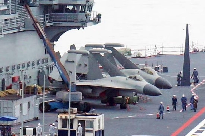 Hai máy bay J-15D Roaring Shark trên boong tàu sân bay Sơn Đông. Trung Quốc. Ảnh SMCP. Hai máy bay J-15D Roaring Shark trên boong tàu sân bay Sơn Đông. Trung Quốc. Ảnh SMCP.