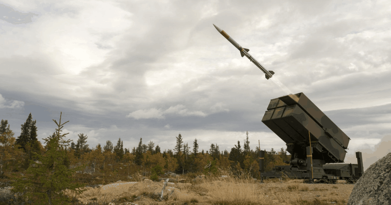 Phóng tên lửa phòng không Raytheon AMRAAM từ bệ phóng NASAMS. Ảnh: Bộ Quốc phòng Hungary. Phóng tên lửa phòng không Raytheon AMRAAM từ bệ phóng NASAMS. Ảnh: Bộ Quốc phòng Hungary.