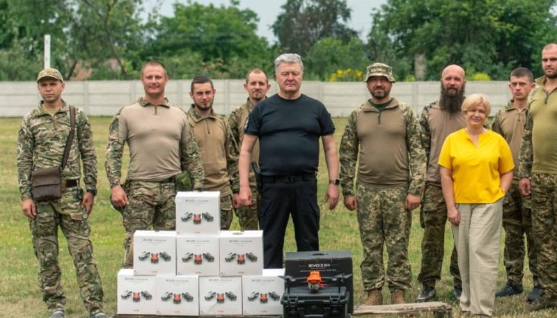 Nhóm Tổ chức Poroshenko cung cấp UAV cho quân đội Ukraine. Ảnh mil.in.ua