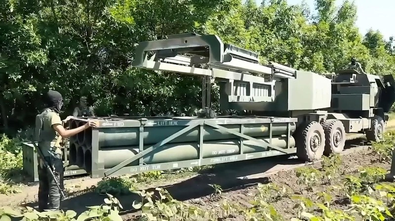 M142 HIMARS MLRS của quân đội Ukraine trong quá trình nạp đạn. Tháng 7/2022. Ukraine. Ảnh video Yuriy Butusov M142 HIMARS MLRS của quân đội Ukraine trong quá trình nạp đạn. Tháng 7/2022. Ukraine. Ảnh video Yuriy Butusov
