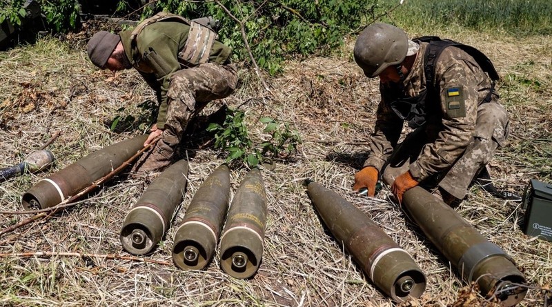 Đạn 155 ly cho pháo M777 của quân đội Ukraine. Mùa hè năm 2022. Ukraine. Ảnh: Radio Svoboda Đạn 155 ly cho pháo M777 của quân đội Ukraine. Mùa hè năm 2022. Ukraine. Ảnh: Radio Svoboda