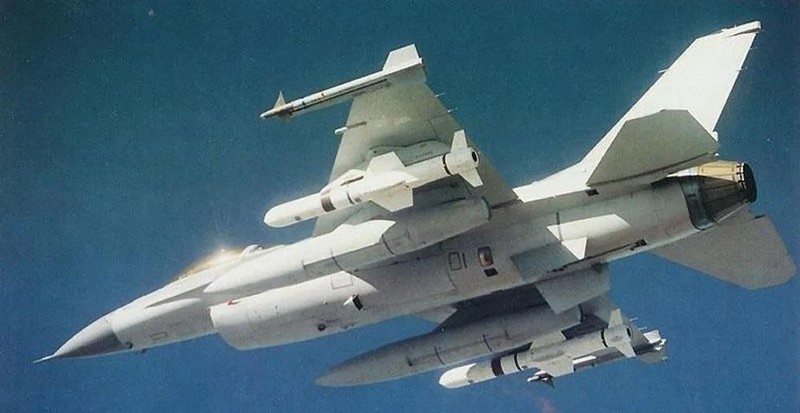 Máy bay tiêm kích đa năng F-16 trang bị tên lửa Harpoon. Ảnh minh họa Military Leak