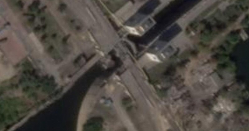 Cây cầu trong khu vực Nhà máy thủy điện Kakhovka. Tháng 9/2022. Ukraine. Ảnh vệ tinh Cây cầu trong khu vực Nhà máy thủy điện Kakhovka. Tháng 9/2022. Ukraine. Ảnh vệ tinh