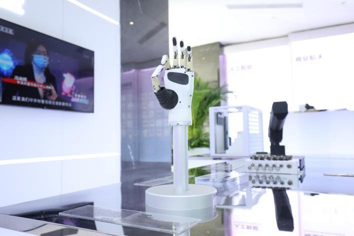 Một cánh tay robot thông minh được trưng bày tại Thành phố Khoa học Zhongguancun. Ngày 7/9 /2022. Ảnh China Daily