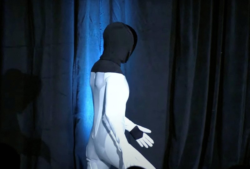 Một robot hình người do Tesla phát triển, được gọi là Tesla Bot hoặc Optimus, trong một khung hình lấy từ video trực tiếp được phát trong Ngày AI của Tesla ngày 20/8. Ảnh TESLA