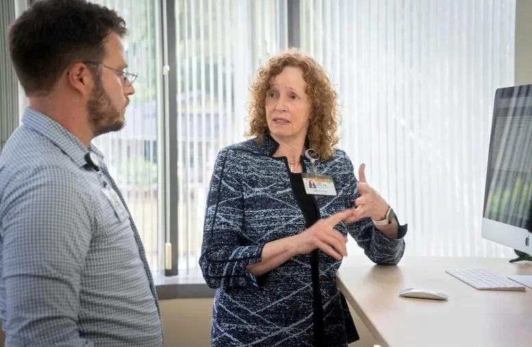 GS.TS Laura D. Baker, chuyên gia về lão khoa và y học lão khoa tại Trường Y Đại học Wake Forest, dẫn đầu cuộc thử nghiệm COSMOS-Mind, cho thấy dùng vi chất bổ sung hàng ngày có thể cải thiện nhận thức ở người lớn tuổi. Ảnh: Trường Y, Đại học Wake Forest GS.TS Laura D. Baker, chuyên gia về lão khoa và y học lão khoa tại Trường Y Đại học Wake Forest, dẫn đầu cuộc thử nghiệm COSMOS-Mind, cho thấy dùng vi chất bổ sung hàng ngày có thể cải thiện nhận thức ở người lớn tuổi. Ảnh: Trường Y, Đại học Wake Forest