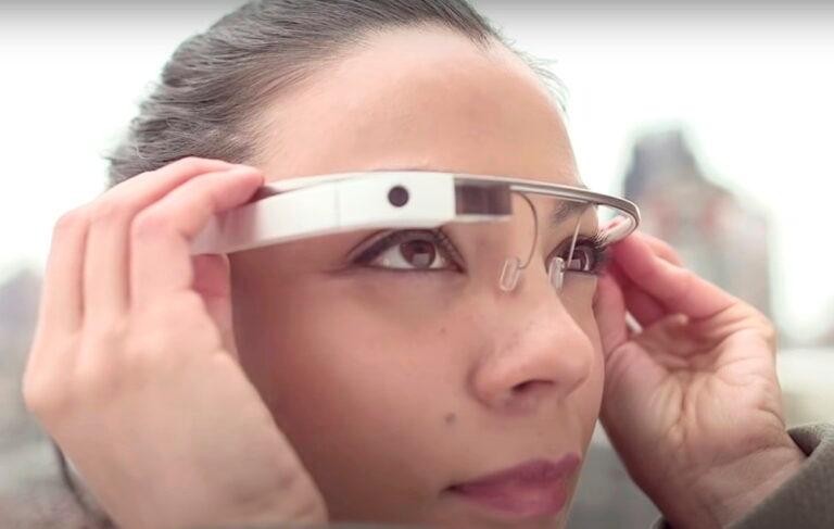 Google Glass, ra mắt vào năm 2013. Ảnh của Google.