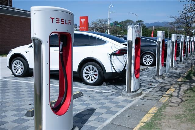 Trạm sạc xe điện Tesla. Ảnh DigiTimes