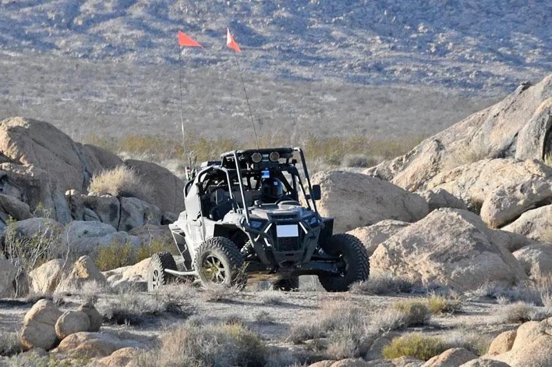 Một phương tiện của đội RACER thể hiện khả năng tự hành trong chương trình thử nghiệm trên địa hình phức tạp tại Fort Irwin. Ảnh DARPA. Một phương tiện của đội RACER thể hiện khả năng tự hành trong chương trình thử nghiệm trên địa hình phức tạp tại Fort Irwin. Ảnh DARPA.