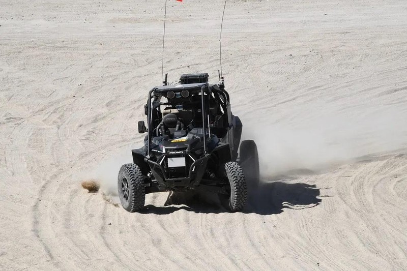 Một phương tiện của đội RACER cơ động đến vị trí thử nghiệm thứ 2 tại Fort Irwin. Ảnh DARPA. Một phương tiện của đội RACER cơ động đến vị trí thử nghiệm thứ 2 tại Fort Irwin. Ảnh DARPA.