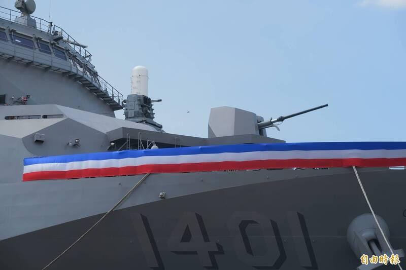 Một khẩu pháo 76 mm và Phalanx CIWS tại boong phía trước của Yu shan .Ảnh LTN News.
