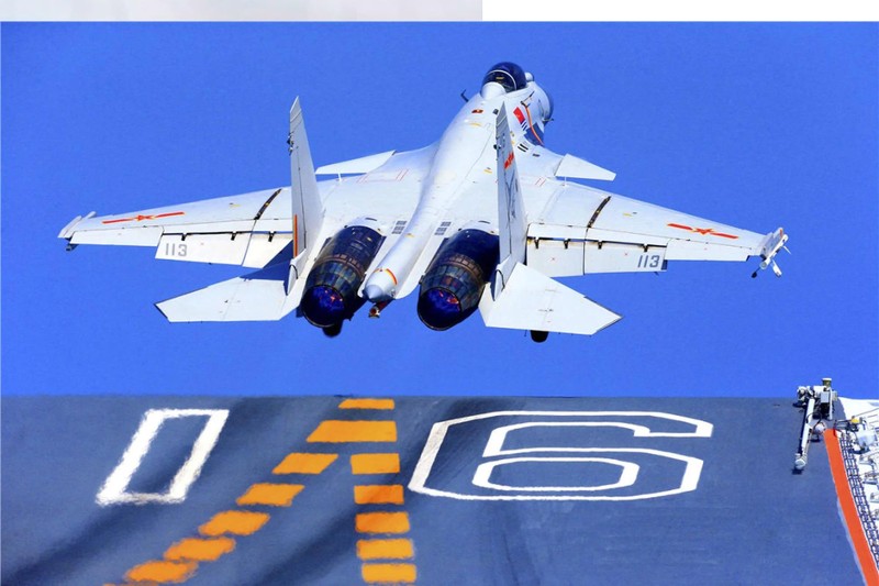 Một chiếc J-15 cất cánh trên cầu nhảy mũi tàu sân bay đầu tiên của Trung Quốc, Liêu Ninh. Ảnh: 81.com