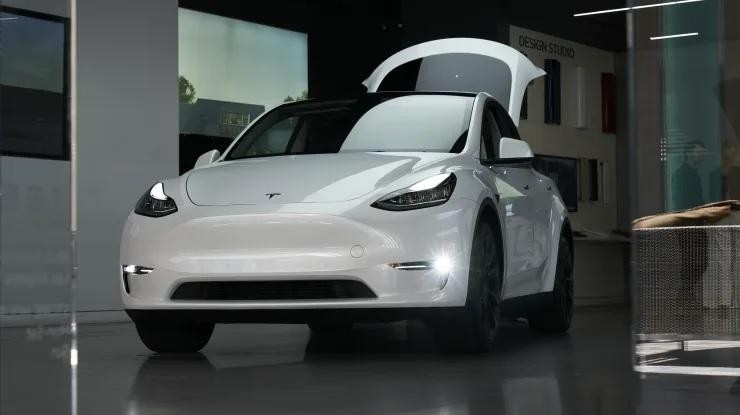 Một chiếc Tesla Model Y trưng bày trong một cửa hàng Tesla tại trung tâm mua sắm Westfield Culver City ở thành phố Culver, California, Mỹ. Ảnh CNBC