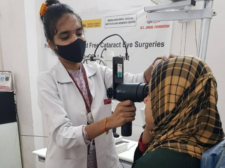 Một điện thoại Galaxy, sử dụng như một thiết bị y tế được 4 bệnh viện mắt ở Ấn Độ tích cực sử dụng. Ảnh: Samsung