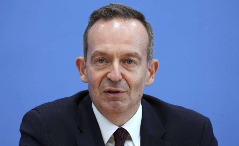 Bộ trưởng Giao thông Vận tải Đức Volker Wissing phát biểu trước giới truyền thông trong cuộc họp báo về “Cơ sở hạ tầng sạc ô tô trong kế hoạch tổng thể” ở Berlin, Đức, ngày 19/10/2022. Nguồn: AP Photo / Michael Sohn Bộ trưởng Giao thông Vận tải Đức Volker Wissing phát biểu trước giới truyền thông trong cuộc họp báo về “Cơ sở hạ tầng sạc ô tô trong kế hoạch tổng thể” ở Berlin, Đức, ngày 19/10/2022. Nguồn: AP Photo / Michael Sohn