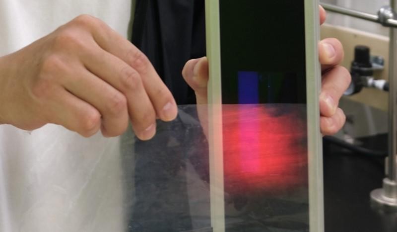 Màng mỏng phim chuyển đổi ánh sáng cực tím thành ánh sáng đỏ, tăng cường quang hợp cho cây trồng. Ảnh E&amp;T.