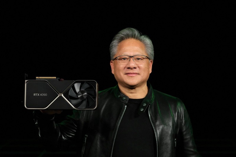 Giám đốc điều hành Nvidia Corp Jensen Huang cầm một trong những con chip RTX 4090 mới của công ty dành cho máy tính chơi game trong bức ảnh không ghi ngày tháng, cung cấp ngày 20/9/2022. Ảnh: Handout via Reuters Giám đốc điều hành Nvidia Corp Jensen Huang cầm một trong những con chip RTX 4090 mới của công ty dành cho máy tính chơi game trong bức ảnh không ghi ngày tháng, cung cấp ngày 20/9/2022. Ảnh: Handout via Reuters