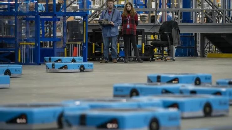 Robot vận chuyển Amazon Hercules, được thử nghiệm trong sự kiện Cung cấp trong Tương lai tại Trung tâm Người máy Đổi mới Amazon ở Westborough, Massachusetts, Mỹ, ngày 10/11/ 2022. Ảnh: M Scott Brauer / Bloomberg qua Getty Images