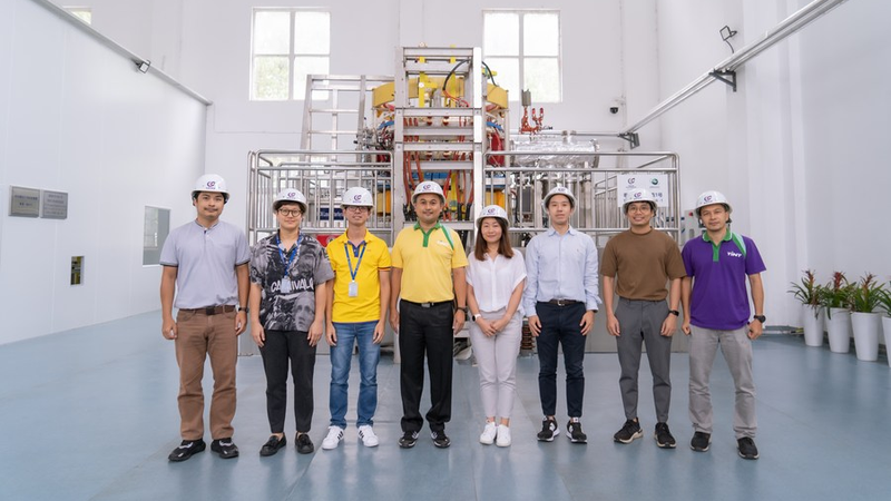 Các nhà khoa học và kỹ sư Thái Lan chụp ảnh trước máy Tokamak 1 (TT-1) tại thành phố Hợp Phì, tỉnh An Huy phía đông Trung Quốc, ngày 24/8/2022. Ảnh Xinhua