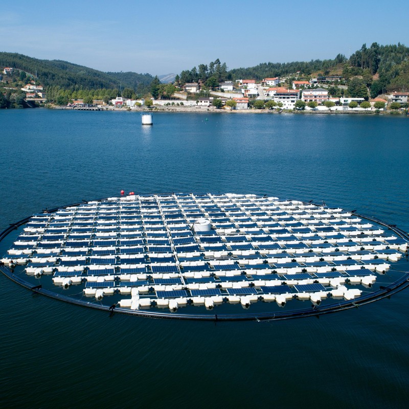 Đảo năng lượng điện mặt trời PROTEVS, xoay theo hướng mặt trời. Ảnh SolarisFloat. Đảo năng lượng điện mặt trời PROTEVS, xoay theo hướng mặt trời. Ảnh SolarisFloat.