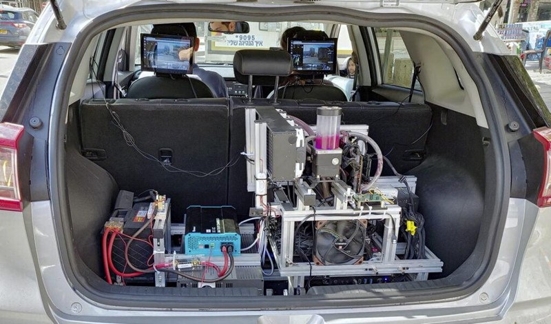 Dữ liệu được thu thập trên máy tính này trong cốp xe hơi được phân tích hàng ngày bởi các nhà chú thích của Imagry. Ảnh John Jeffay Dữ liệu được thu thập trên máy tính này trong cốp xe hơi được phân tích hàng ngày bởi các nhà chú thích của Imagry. Ảnh John Jeffay