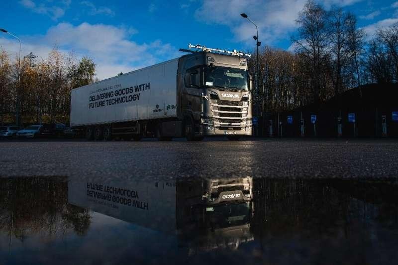 Chiếc xe tải tự lái và tài xế kỳ cựu Roger Nordqvist chỉ sẵn sàng trong trường hợp gặp sự cố bất ngờ. Ảnh Tech Xplore Chiếc xe tải tự lái và tài xế kỳ cựu Roger Nordqvist chỉ sẵn sàng trong trường hợp gặp sự cố bất ngờ. Ảnh Tech Xplore