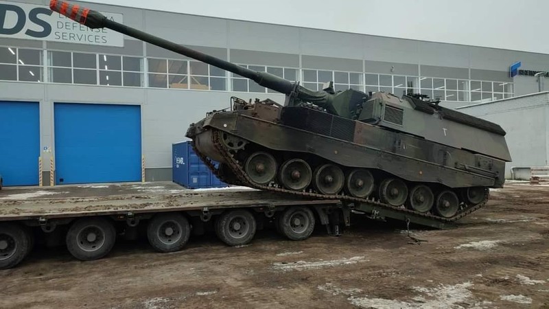 Sửa chữa tại Litva pháo tự hành PzH 2000 cho Ukraine. Tháng 12/2022. Ảnh: Arvydas Anušauskas. Sửa chữa tại Litva pháo tự hành PzH 2000 cho Ukraine. Tháng 12/2022. Ảnh: Arvydas Anušauskas.