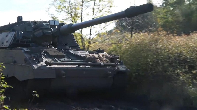 Pháo tự hành PzH 2000 thuộc Lữ đoàn pháo binh 26 Ukraine tại khu vực Bakhmut. Tháng 10/2022. Ukraina. Ảnh video của Al Jazeera Pháo tự hành PzH 2000 thuộc Lữ đoàn pháo binh 26 Ukraine tại khu vực Bakhmut. Tháng 10/2022. Ukraina. Ảnh video của Al Jazeera
