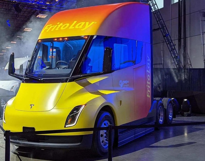 Xe vận tải Tesla Semi được bàn giao cho PepsiCo. Ảnh Tesla. Xe vận tải Tesla Semi được bàn giao cho PepsiCo. Ảnh Tesla.