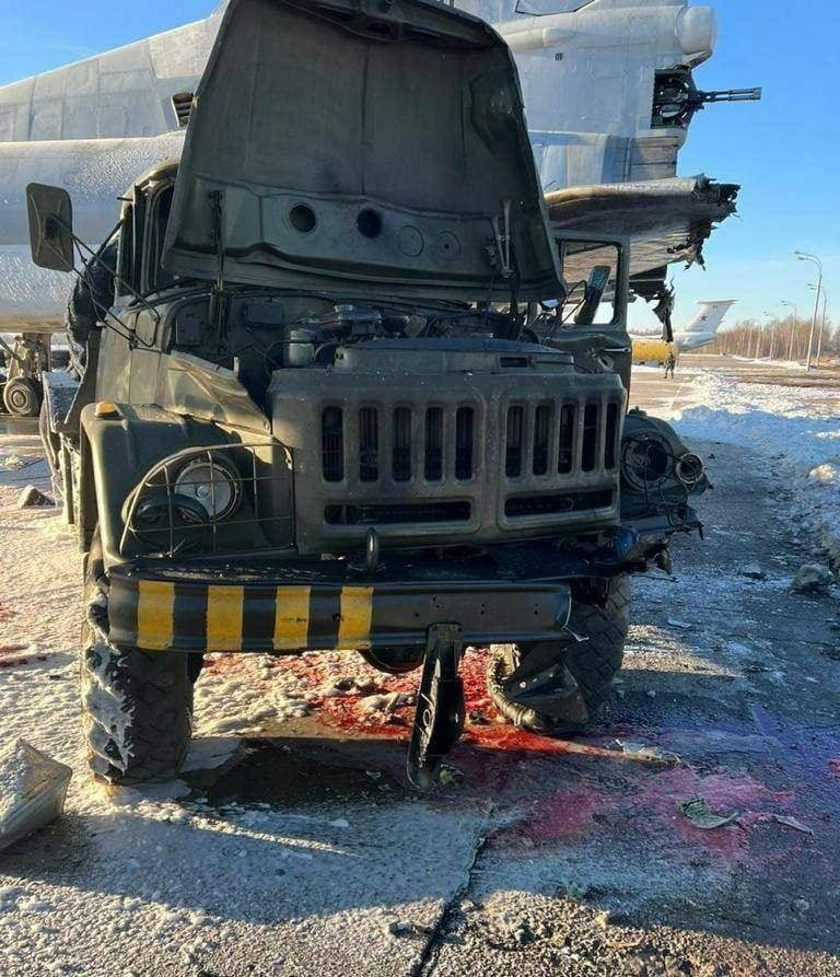 Vụ nổ của chiếc UAV mang bom Ukraine đã gây tổn thất động cơ cho chiếc máy bay ném bom Tu-22M3 và gây một số thương vong. Ảnh South Front. Vụ nổ của chiếc UAV mang bom Ukraine đã gây tổn thất động cơ cho chiếc máy bay ném bom Tu-22M3 và gây một số thương vong. Ảnh South Front.