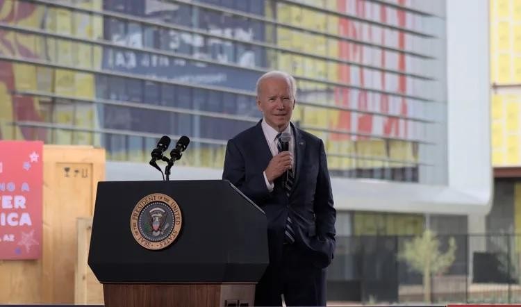Ông Joe Biden đến Phoenix, phát biểu giới thiệu về ngành sản xuất của Mỹ và Đạo luật Khoa học và CHIPS. Ảnh The Verge