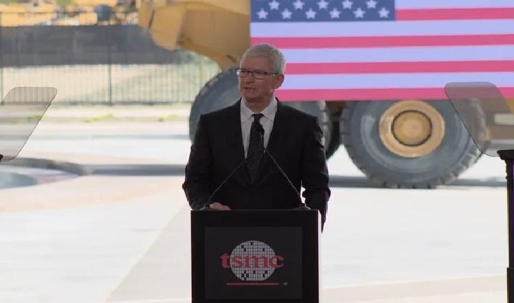 Tim Cook và các lãnh đạo doanh nghiệp công nghệ Mỹ tham dự sự kiện tuyên bố sẽ mua chip của TSMC, sản xuất trên lãnh thổ Mỹ. Ảnh The Verge