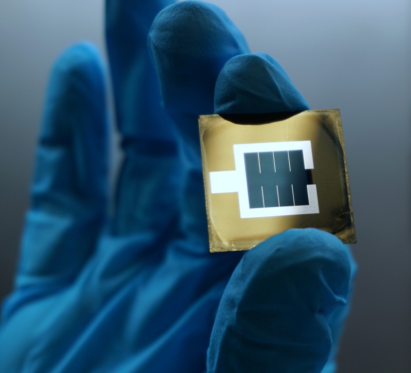 Pin mặt trời song song perovskite/silicon. Ảnh: Johannes Beckedahl/Lea Zimmerman/HZB