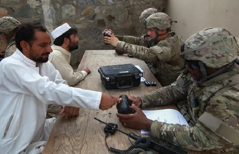 Lính Mỹ lấy dấu sinh trắc học của người dân địa phương ở Afghanistan. Ảnh Ars.