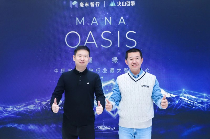 Tan Dai, chủ tịch doanh nghiệp cung cấp dịch vụ đám mây Volcano Engine thuộc sở hữu của ByteDance, (trái) và Gu Weihao, giám đốc điều hành công ty khởi nghiệp Haomo.AI Technology Co, tại buổi ra mắt Mana Oasis, trung tâm điện toán chuyên dụng lớn nhất Trung Quốc cho xe tự hành, ngày 5/1/2023. Ảnh: Weibo Tan Dai, chủ tịch doanh nghiệp cung cấp dịch vụ đám mây Volcano Engine thuộc sở hữu của ByteDance, (trái) và Gu Weihao, giám đốc điều hành công ty khởi nghiệp Haomo.AI Technology Co, tại buổi ra mắt Mana Oasis, trung tâm điện toán chuyên dụng lớn nhất Trung Quốc cho xe tự hành, ngày 5/1/2023. Ảnh: Weibo