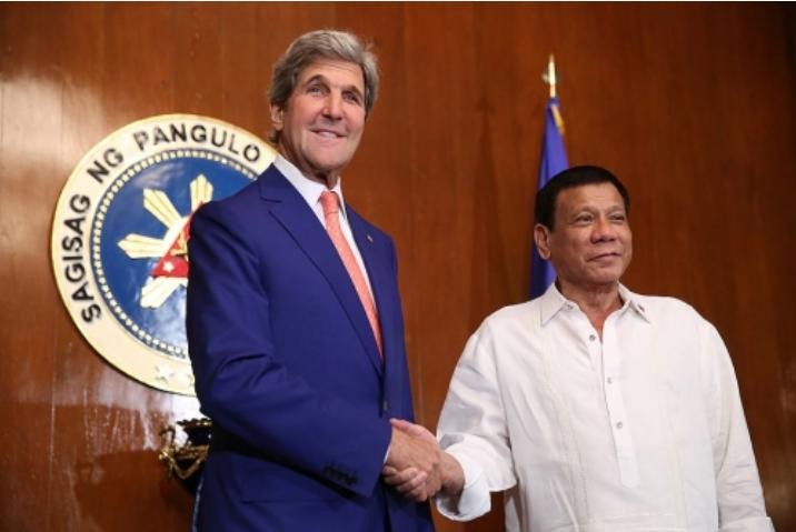 Ngày 27/7/2016, Tổng thống Philippines Rodrigo Duterte tiếp Ngoại trưởng Mỹ John Kerry.