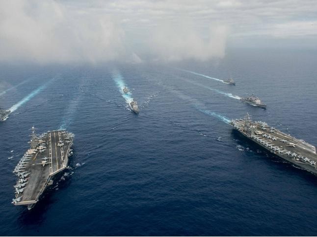 Hạm đội 2 tàu sân bay động cơ hạt nhân USS John C. Stennis và USS Ronald Reagan Hải quân Mỹ trên Biển Đông ngày 18/6/2016. Ảnh: Thời báo Hoàn Cầu, Trung Quốc.