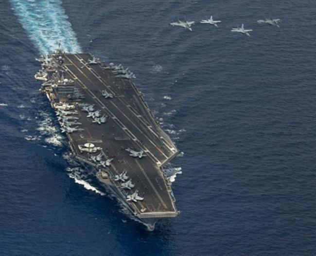 Máy bay chiến đấu F/A-18 Super Hornet và 2 máy bay chiến đấu MiG-29 của Không quân Malaysia cùng bay trên tàu sân bay USS Carl Vinson trong một cuộc tập trận trung. Ảnh: US Navy